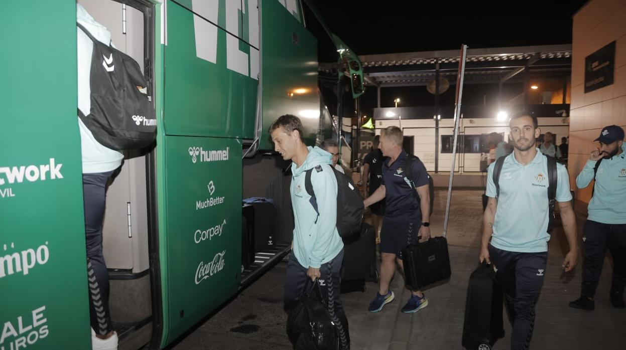 Canales, en la llegada del Betis al aeropuerto de Sevilla