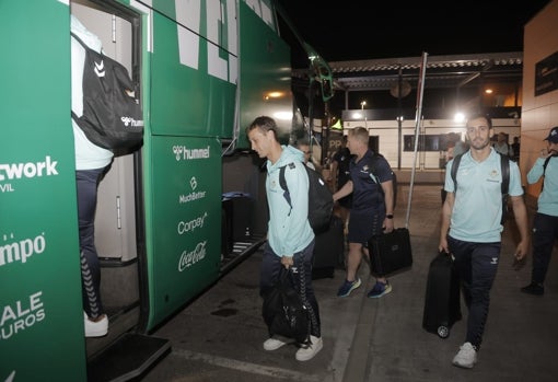 Canales, en la llegada del Betis al aeropuerto de Sevilla procedente de Inglaterra