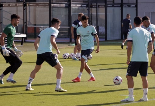 Bartra, junto a varios compañeros, en el entrenamiento del Betis de este lunes