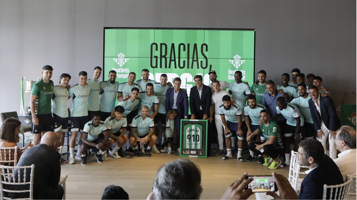 Foto de familia de Canales con la plantilla del Betis, en el acto de despedida del cántabro