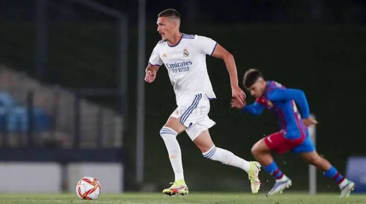 Rafa Marín avanza durante un partido con el Real Madrid Castilla