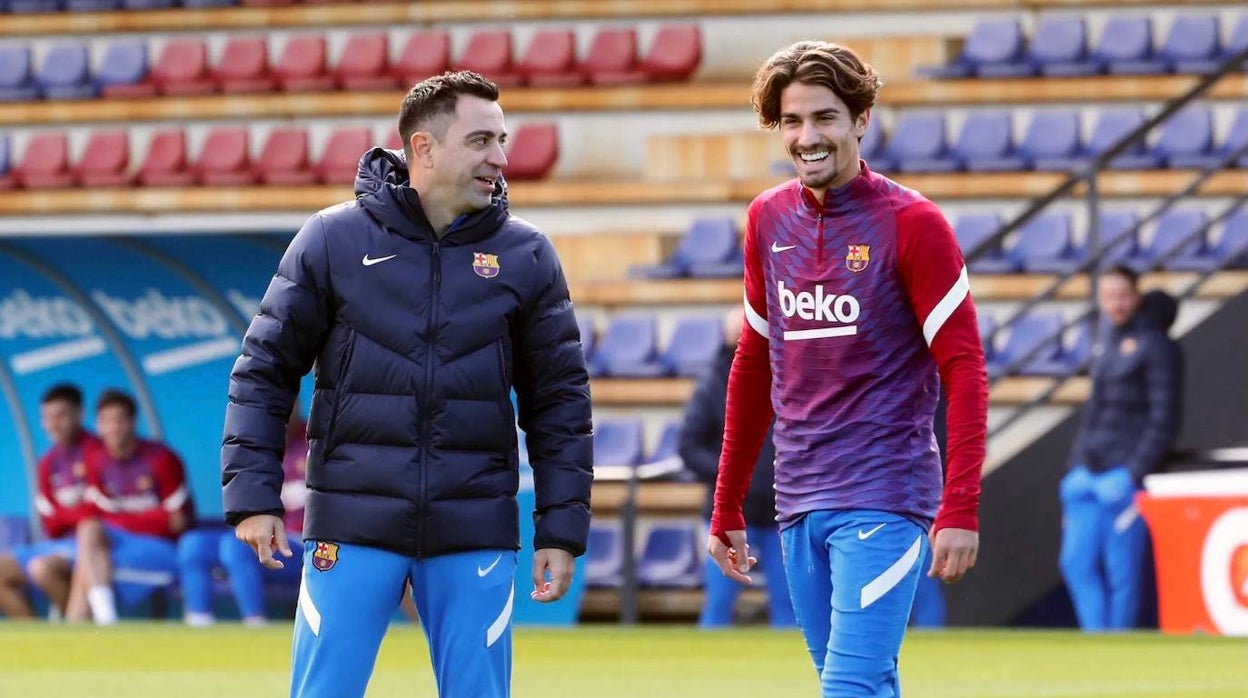 Xavi y Collado sonríen durante un entrenamiento con el FC Barcelona