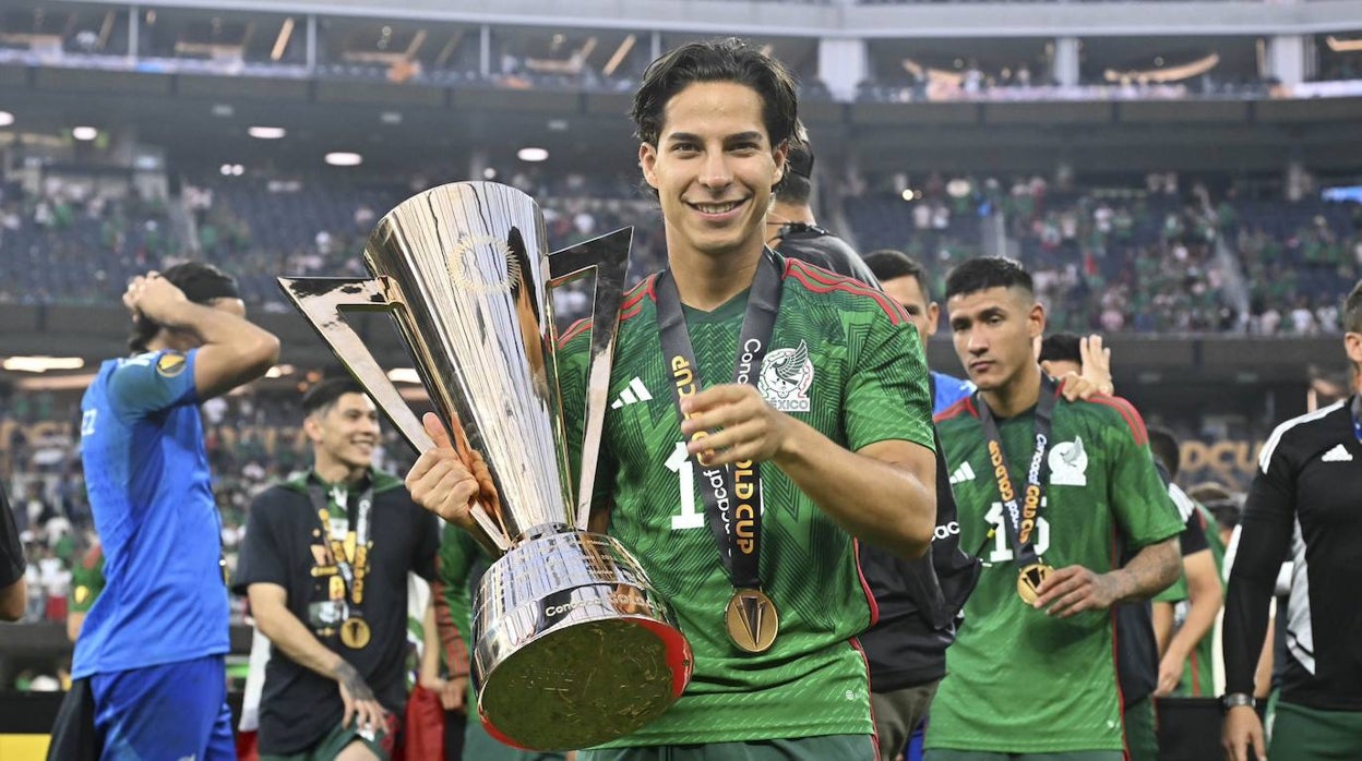 Lainez posa con la Copa de Oro ganada por México este verano