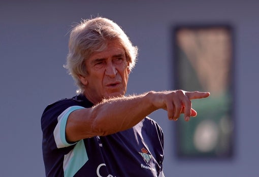 Manuel Pellegrini, durante un entrenamiento del Betis