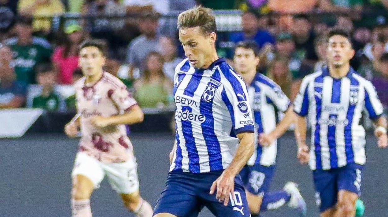 Canales conduce la pelota ante la mirada de varios compañeros y un rival