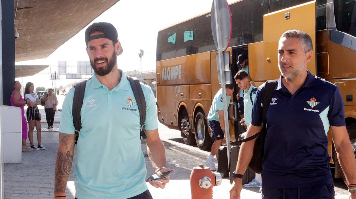 Isco, junto al doctor José Manuel Álvarez Casado en la salida del Betis ayer hacia Villarreal