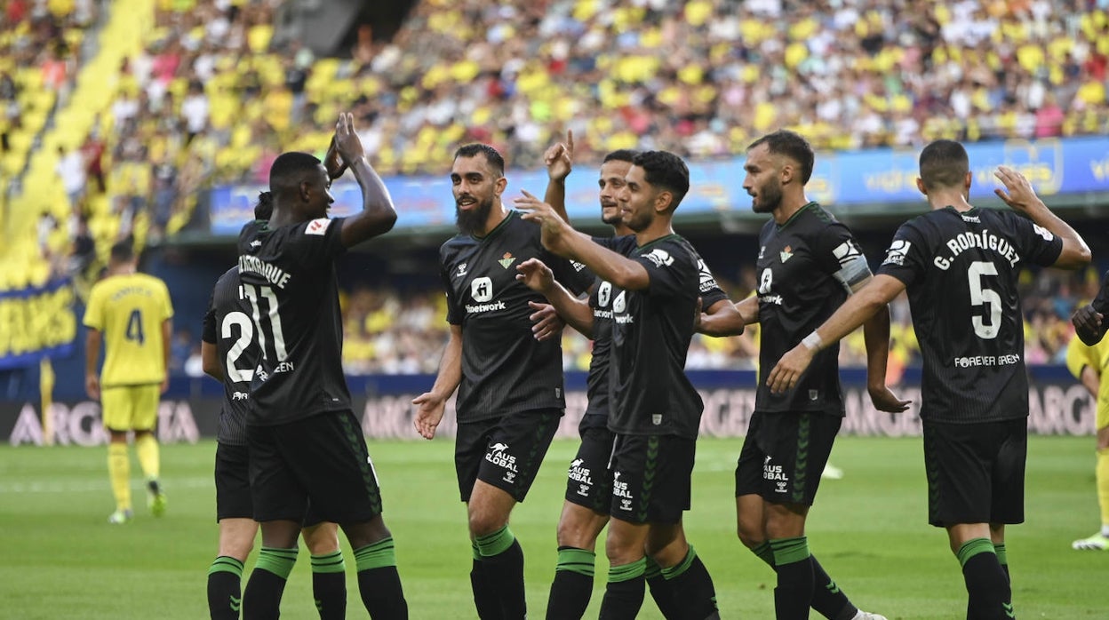 Los verdiblancos celebran el primer gol de Ayoze ante el Villarreal