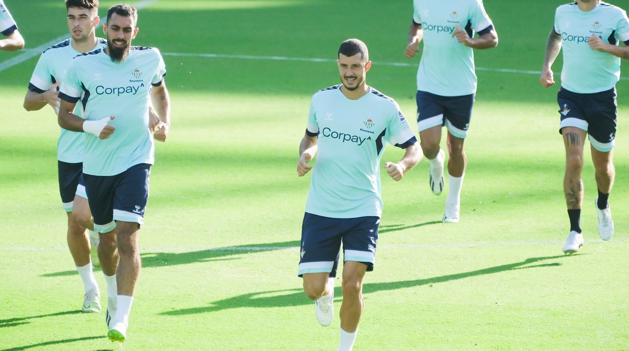Guido Rodríguez y Borja Iglesias entre varios futbolistas en uno de los últimos entrenamientos del Betis
