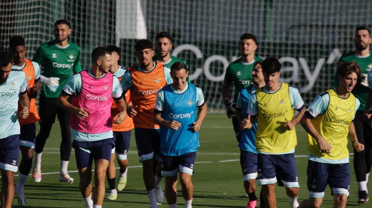 Guido Rodríguez bromea con varios compañeros en el entrenamiento de este miércoles