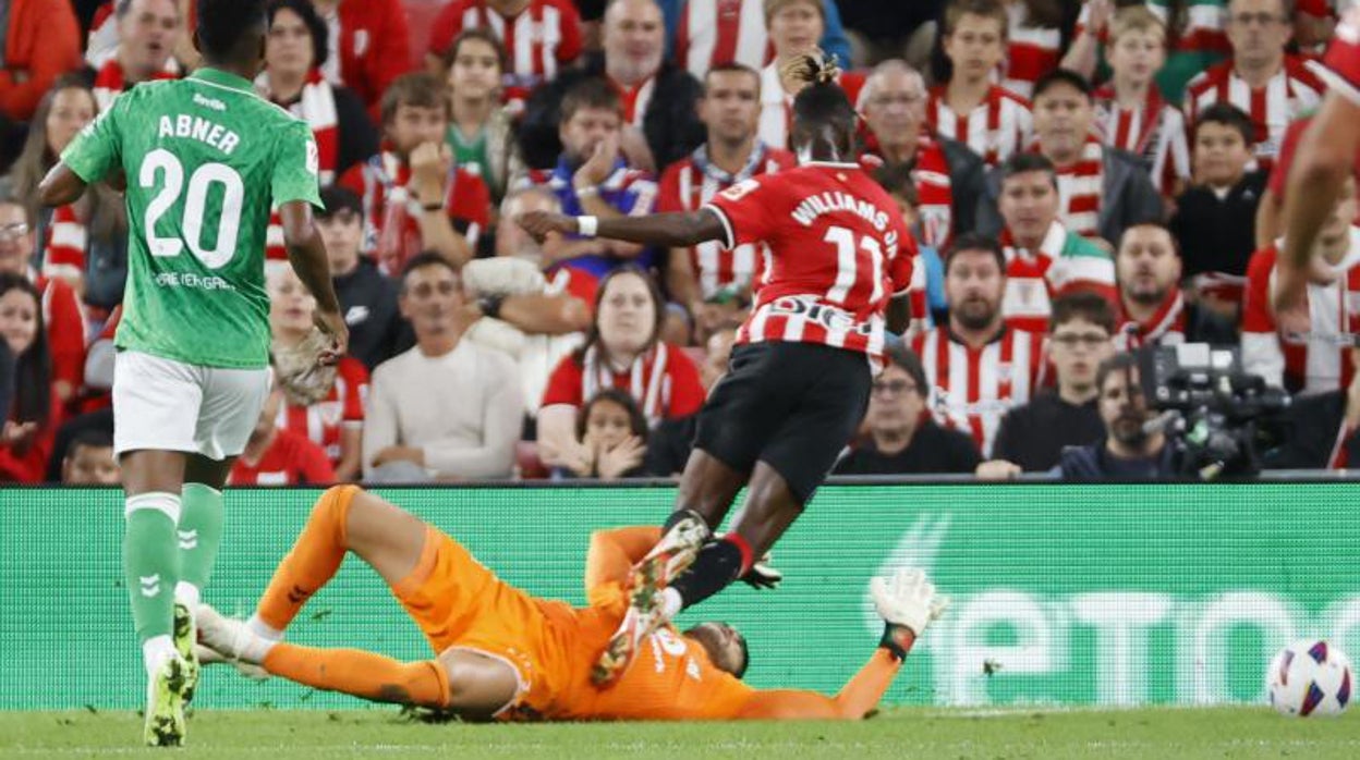 Nico Williams cae ante la presencia de Rui Silva en una jugada que fue determinante para el curso del partido en el Nuevo San Mamés