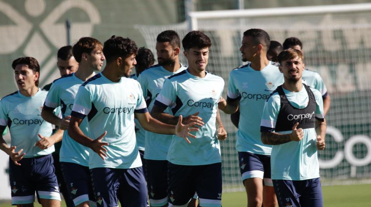Juan Cruz trota junto a Chadi Riad y Rodri en una sesión reciente con el Betis