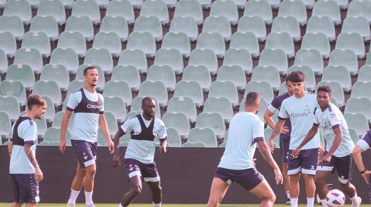 Luiz Felipe, junto a varios compañeros, en el entrenamiento del Betis de este viernes