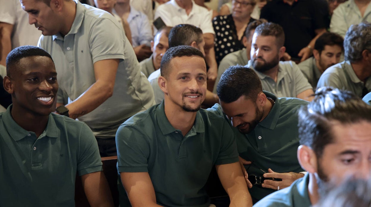 Luiz Felipe, entre Luiz Henrique y Willian José, en la visita del Betis a la Macarena