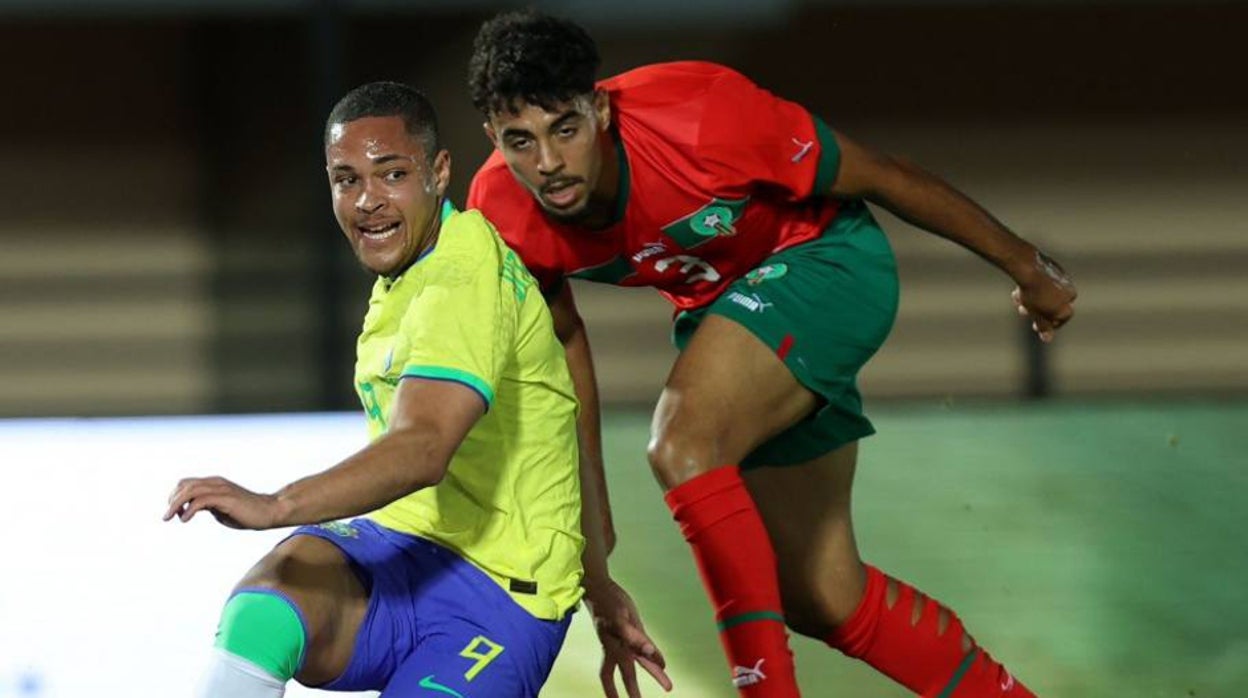 Vitor Roque y Chadi Riad, en el amistoso Marruecos-Brasil sub 23