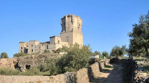 La impresionante Torre del Homenaje brilla con luz propia en el Castillo de Belalcázar