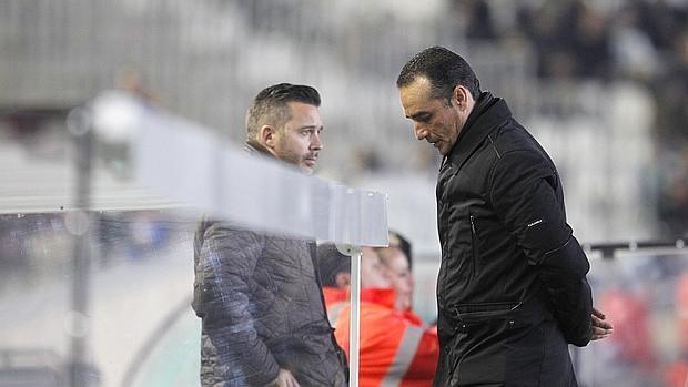 José Luis Oltra, entrenador del Córdoba CF, en el estadio cordobesista