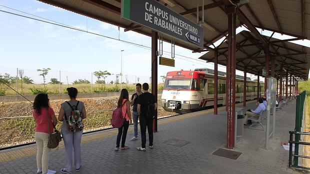 El Metrotrén sale de la vía muerta, pero se traba con las dudas