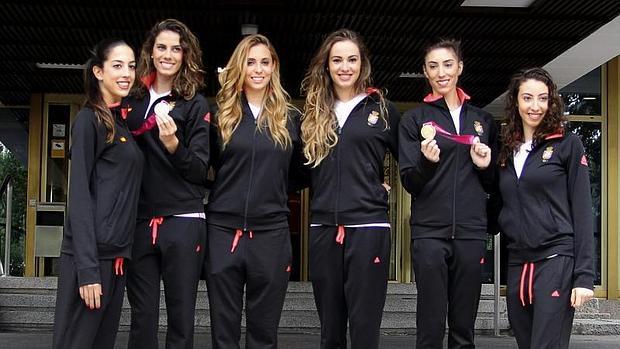 Lourdes Mohedano, con sus compañeras del equipo nacional