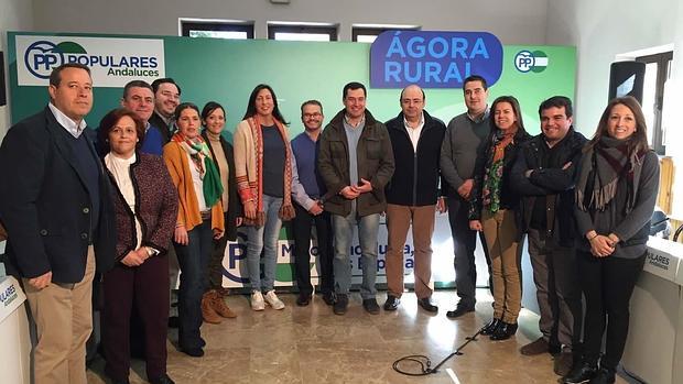 Juanma Moreno junto al equipo del PP-A durante la reunión del Ágora Rural