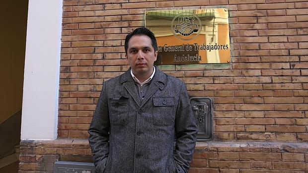Roberto Macías, a las puertas de la sede regional de UGT en Sevilla