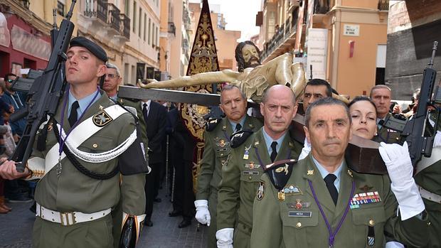 Uno de los paracaidistas saltó con la Bandera Nacional