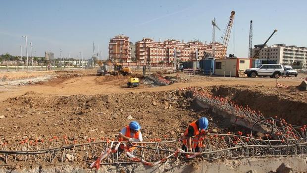 La crisis corta la dependencia laboral de la construcción
