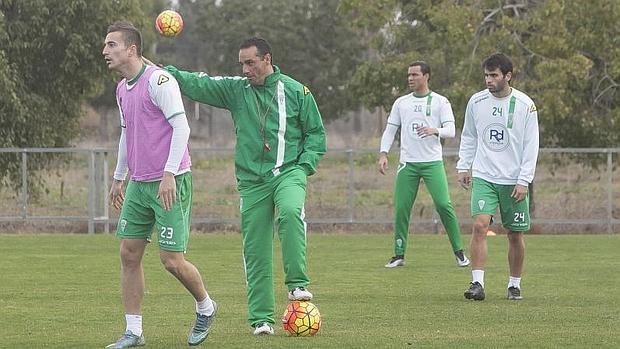 Oltra hace indicaciones durante un entrenamiento