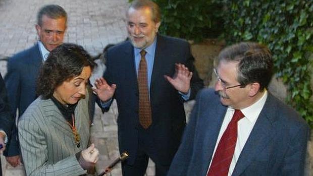 Anguita gesticula ante Rosa Aguilar y en presencia de Herminio Trillo y Manuel Pérez