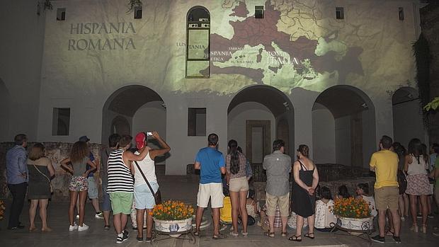 Turistas en el Alcázar de los Reyes Cristianos contemplando el espectáculo nocturno