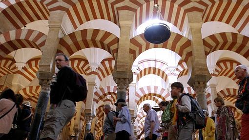 Visitantes en el interior de la Mezquita-Catedral