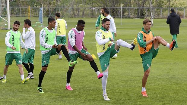 Varios jugadores del Córdoba CF calientan en la Ciudad Deportiva