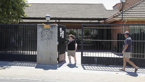 Una mujer sale de la residencia de mayores de Parque Figueroa