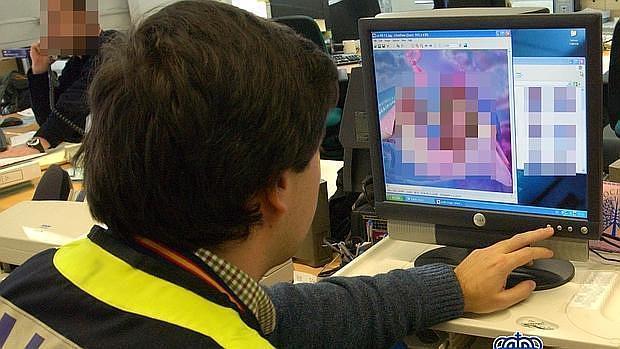 Agentes de la Guardia Civil revisan material pedófilo