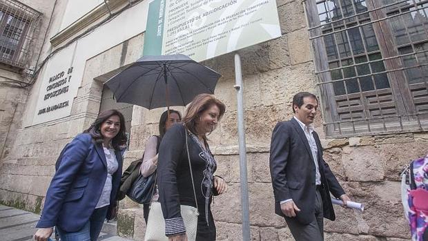 Crespo, en el centro de la imagen, precedida por Nieto en la puerta del Palacio de Congresos