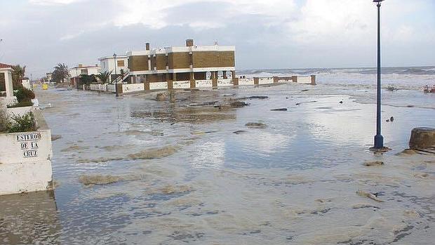 Aspecto de la playa onubense de La Antilla a consecuencia del temporal