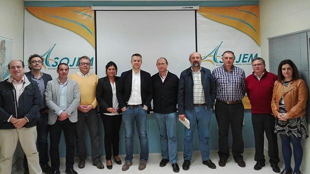 Dirigentes de asociaciones de empresarios reunidos en Puente Genil por la Autovía del Olivar