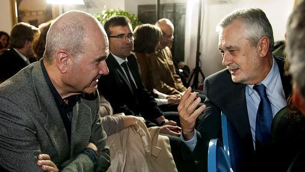 Manuel Chaves charla con José Antonio Griñán en un acto del PSOE