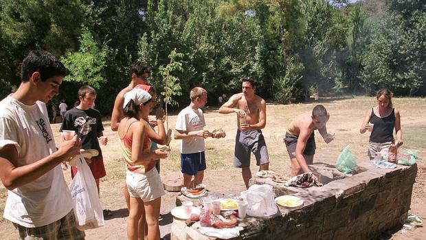 Un grupo de jóvenes durante una comida campestre en la Sierra de Sevilla