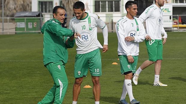 José Luis Oltra, entrenador del Córdoba, habla con el delantero rumano