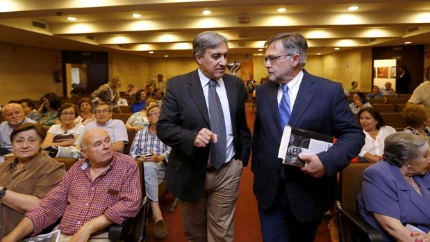 José Luis Corral y José Calvo Poyato, durante el Foro Cultural de ABC