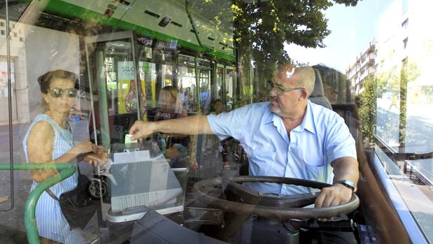 Un conductor de Aucorsa a bordo de uno de los autobuses de la flota