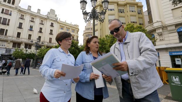 amiliares de afectados por la klebsiella en la plaza de las Tendillas