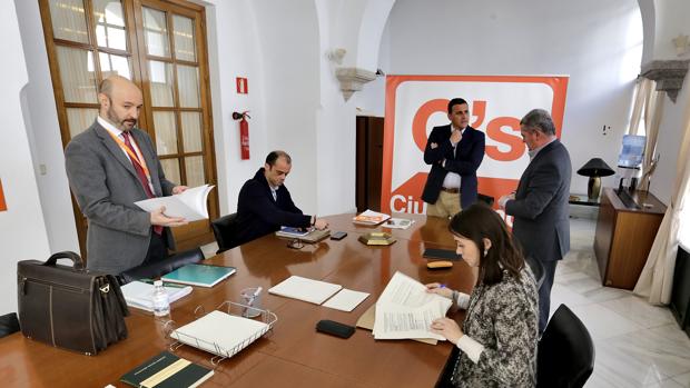 Una de las reuniones del grupo de trabajo sobre el impuesto de sucesiones en el que participan Ciudadanos y el PSOE