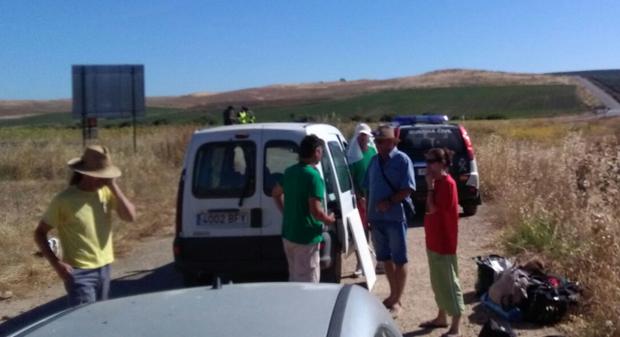 Varios de los ocupantes de la finca Somonte tras ser desalojados