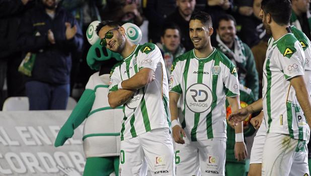 Florin Andone celebra un gol ante el Mallorca con unas gafas de sol