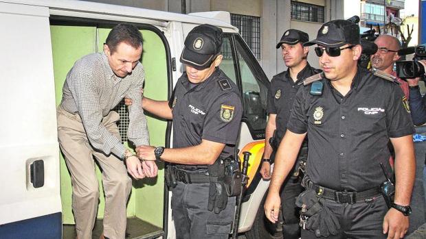 José Bretón sale esposado de un furgón policial