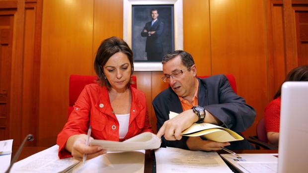 La alcaldesa, Isabel Ambrosio, y el secretario de Pleno