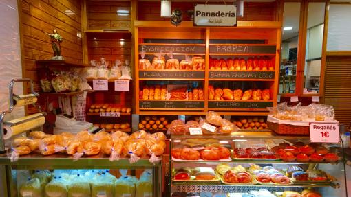 Mostrador de la panadería de Ángel Salazar
