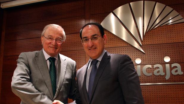 El presidente de Unicaja Banco, Manuel Azuaga, con Javier González de Lara, de CEA