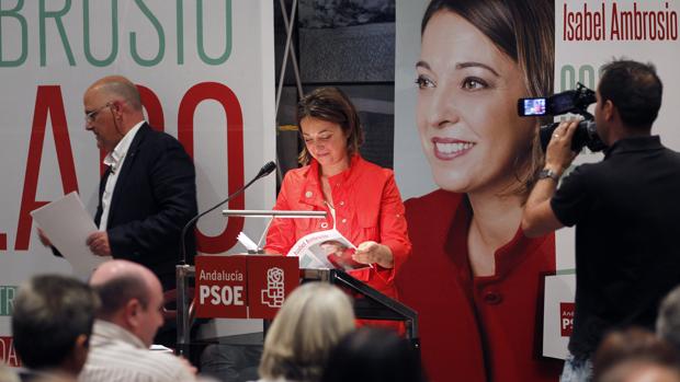 La alcaldesa, Isabel Ambrosio, en un acto de campaña